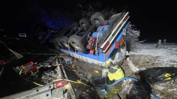 Hasiči a policie zasahují u havárie cisterny na Rakovnicku
