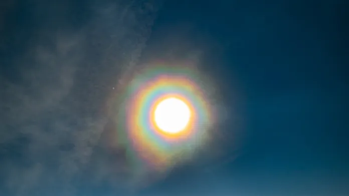 Vysoké oblaky vlevo obsahují jenom kousky ledu, ty korónu netvoří. Aby se rozzářily barevné kruhy kolem slunce, muselo být 11. května 2022 ve vzduchu hodně pylu