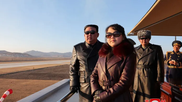 Kim Čong-un s dcerou na letecké základně