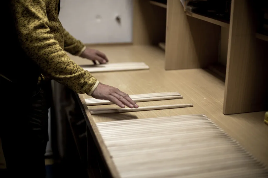 Aby byla zachována vysoká úroveň výrobku, musí firma spolupracovat s aktivními hráči. Portfolio spolupracujících bubeníků je opravdu rozmanité. Patří mezi ně bubeníci světového formátu, jako je Russell Gilbrook hrající s kapelou Uriah Heep