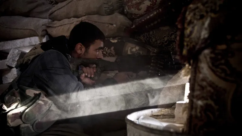 Kurdský voják střeží jeden ze strategických bodů v Kobani