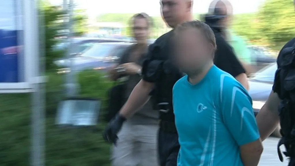Policisté odvedli do vazby mladíka obviněného z brutální vraždy dívky z Hulína