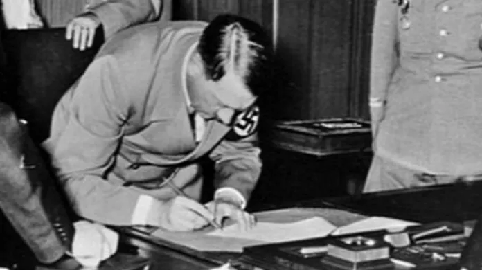 Hitler podepisuje Mnichovskou dohodu