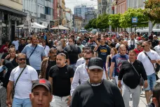 Pardubicemi pochodovali Romové kvůli sobotní potyčce. Člen místní komunity při ní byl poraněn