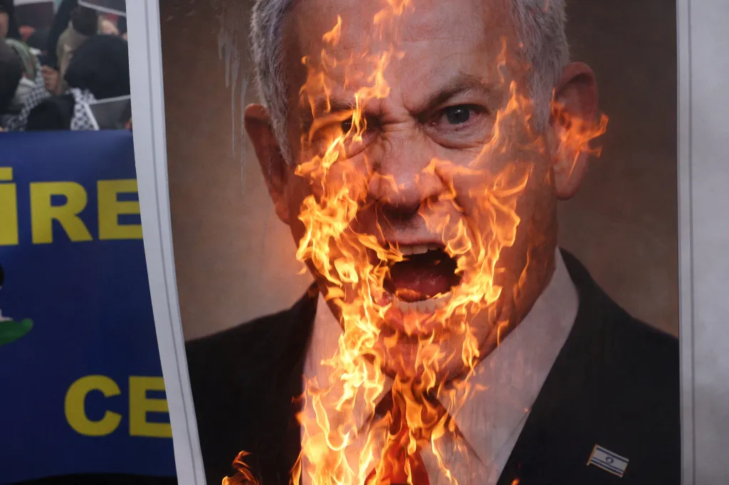 Hořící transparent s obličejem izraelského premiéra Netanjahua v tureckém Istanbulu, 1. 3. 2026