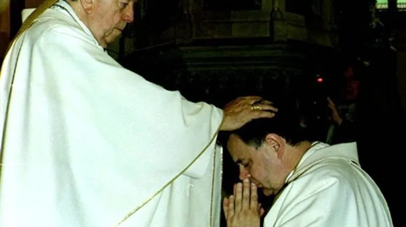 Nového sídelního biskupa královéhradecké římskokatolické diecéze Dominika Duku vysvětil v chrámu sv. Ducha v Hradci Králové jeho předchůdce arcibiskup Karel Otčenášek (26. září 1998)