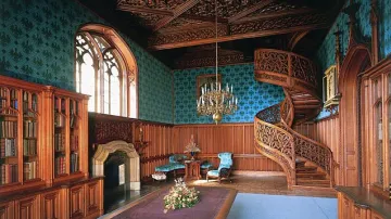 Knihovna zámku v Lednici s točitým schodištěm