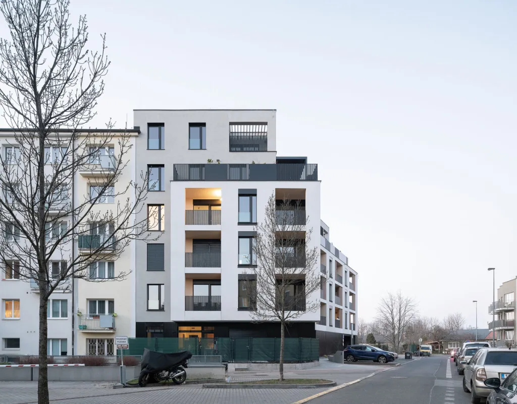 Kategorie Šetrná stavba ocenila bytový dům Rezidence Michelangelova v Praze 10 od ateliéru Podlipný Sladký architekti. Energeticky pasivní dům má například okna s trojsklem, která jsou opatřena předokenními žaluziemi