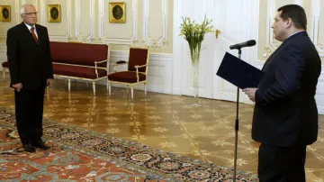 16. srpna 2006 přijal prezident Klaus na Pražském hradě demisi vlády Jiřího Paroubka. Sestavením nové vlády byl pověřen vítěz červnových voleb Mirek Topolánek.