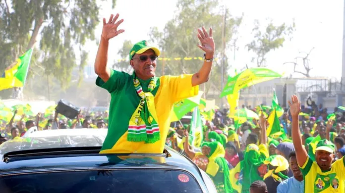 Nově zvolený prezident Musa Bihi Abdi zdraví své podporovatele
