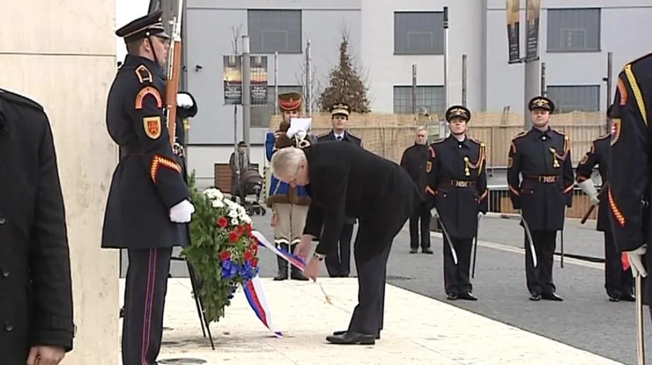 Miloš Zeman u Štefánikovy sochy