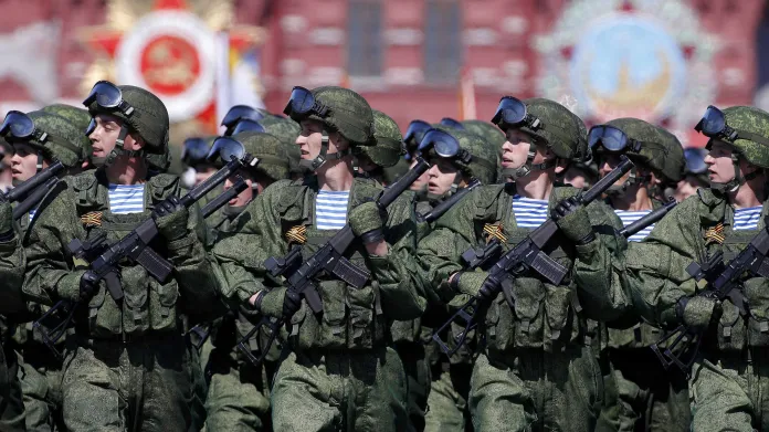 Ruští vojáci během přehlídky na Rudém náměstí