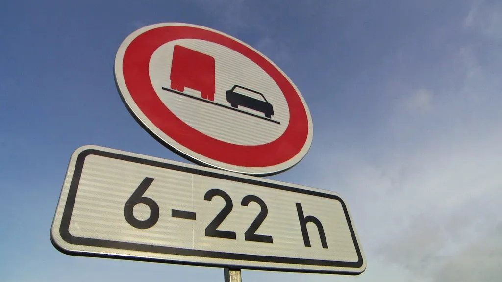 Zákaz předjíždění kamionů se rozšíří