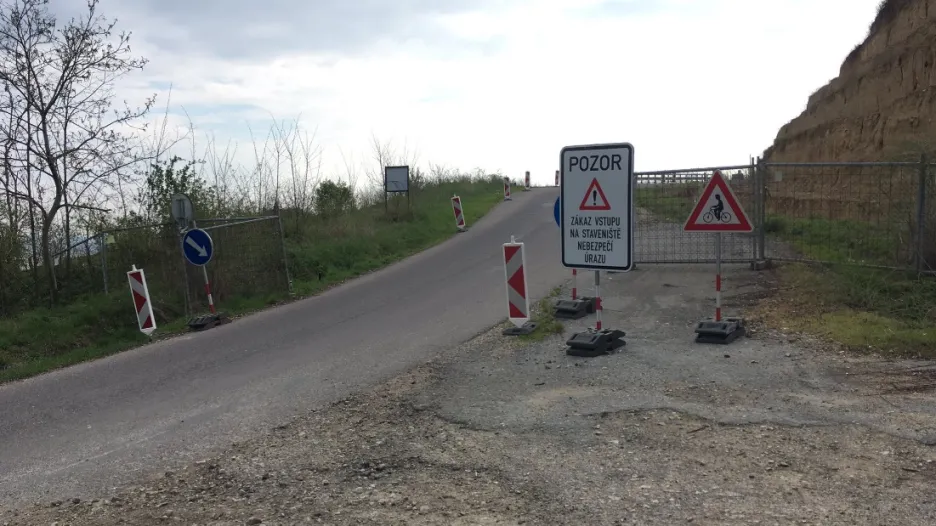 Částečně uzavřená silnice u Dolních Věstonic