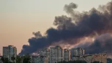 Kouř nad Kyjevem po ruském útoku (4. července 2025)
