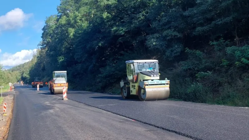 Oprava silnice I/20 u Toužimi komplikuje dopravu. Řidiči stojí v kolonách