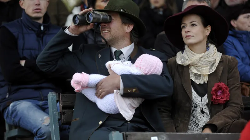 Diváci na tribuně v Pardubicích