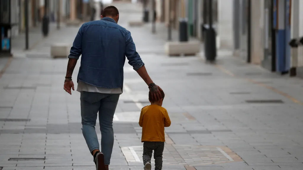 Chlapec se svým otcem na procházce ve španělském městě Ronda
