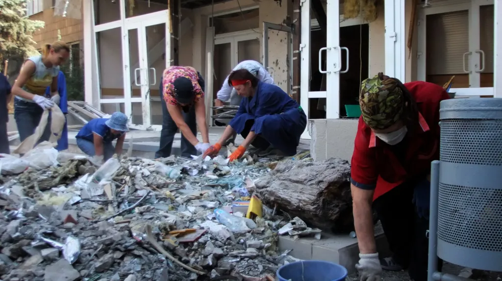 Obyvatelé Doněcku uklízejí zničené město