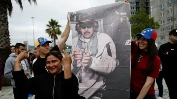 Lidé v Chile oslavují dopadení Nicoláse Madura a drží snímek z jeho převozu do USA
