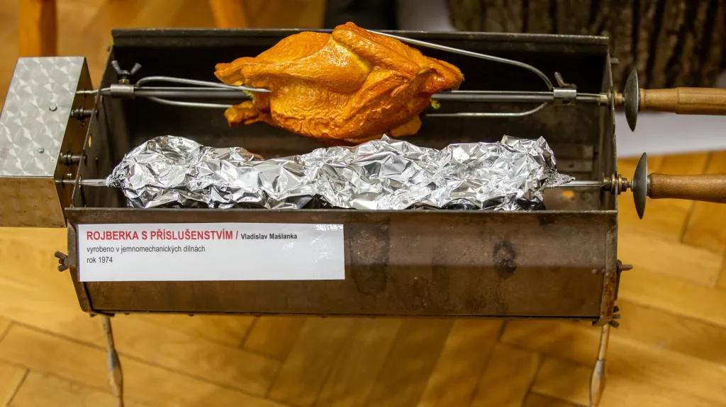 Přenosný gril na přípravu místní rožněné speciality zvané rojberka
