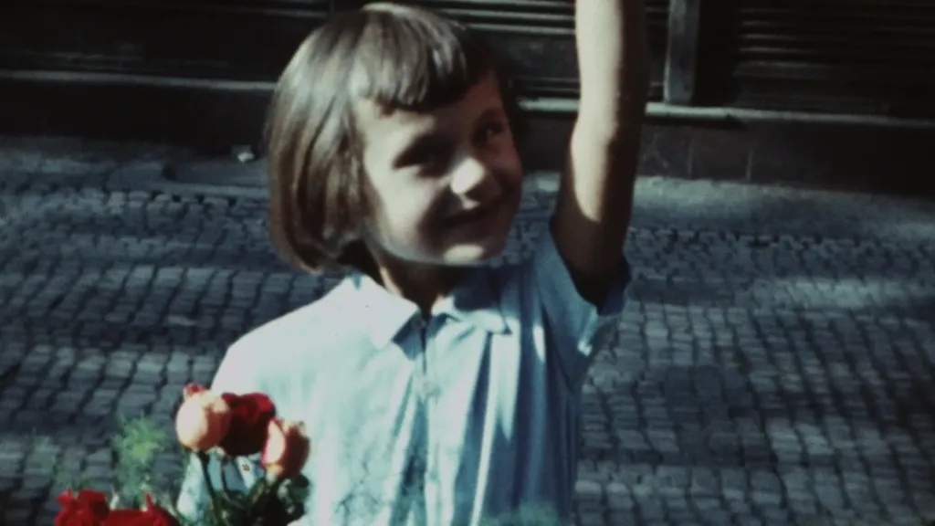 Třídílný dokument My, budovatelé nové republiky je mozaikou dobových zápisků a rodinných filmů dokládající konec druhé světové války i budování socialismu v Československu (iVysílání)