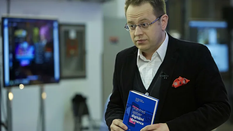 Václav Moravec s knihou Digitální demence německého profesora Manfreda Spitzera