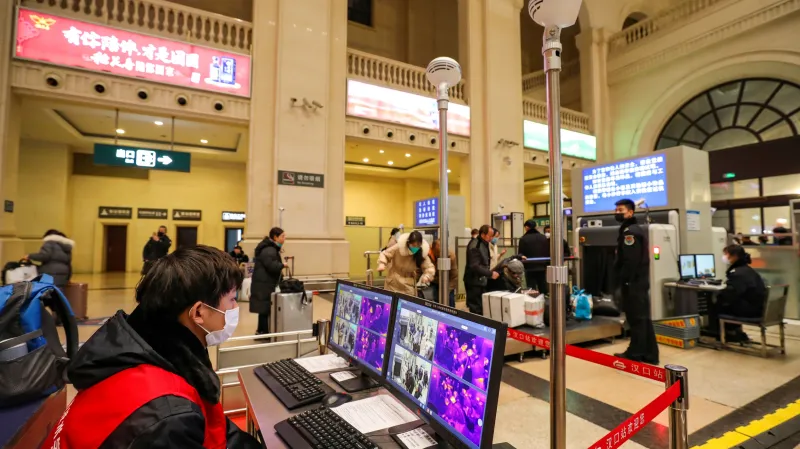 Kontroly cestujících na nádraží ve Wu-chanu