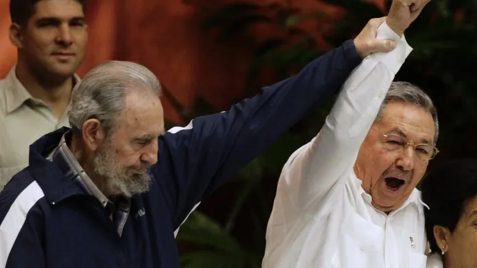 Duben 2011. Bývalý kubánský vůdce Fidel Castro zvedá ruku svému bratru Raúlovi během šestého sjezdu komunistické strany Kuby, na kterém byly vyhlášeny ekonomické reformy. Prezidentem je Raúl Castro od února 2008.