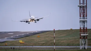 Letadla na britských letištích musela na poslední chvíli přerušovat přistávací manévry