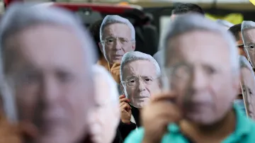 Shromáždění na podporu exprezidenta Álvara Uribeho před soudním komplexem v Bogotě