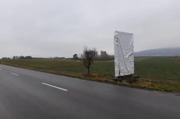 Nebezpečný billboard u Fryštáku nechala radnice zakrýt. O jeho odstranění úřady zatím nerozhodly 