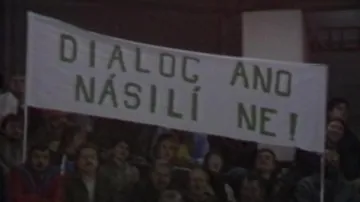 Archivní záběr ČST z listopadu 1989 v Teplicích