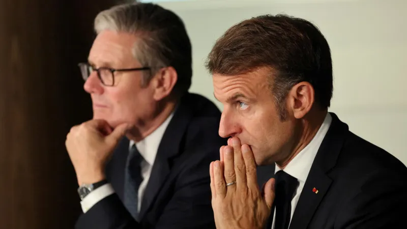 Britský premiér Keir Starmer a francouzský prezident Emmanuel Macron na jednání koalice ochotných v Londýně, 10. 7. 2025