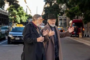 Robert De Niro v osmdesáti debutuje v seriálu. Užívá si argentinské nadávky a jídlo