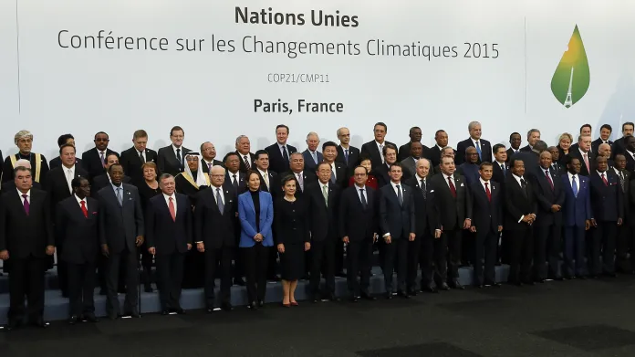 Společná fotografie hlav států na klimatickém summitu v Paříži