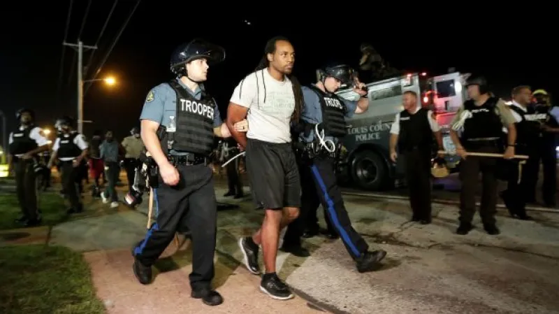 Poklidný protest ve Fergusonu se opět změnil v chaos