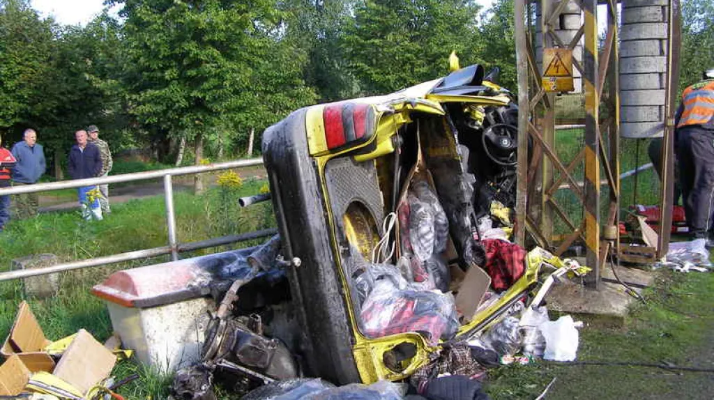 Osobní auto po střetu s vlakem