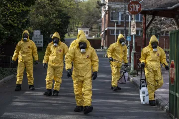 COVID-19 je až desetkrát smrtelnější než prasečí chřipka, tvrdí WHO. Macron prodloužil karanténu