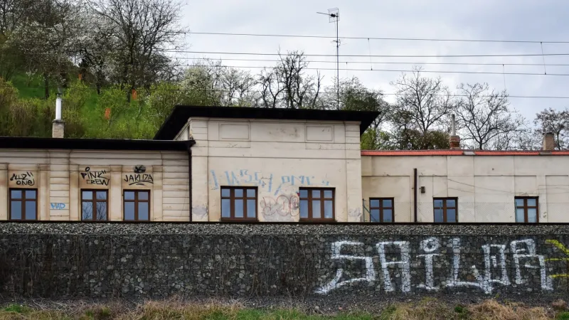 Stará zastávka Podbaba byla poblíž přívozu, zrušena byla již ve 40. letech minulého století.