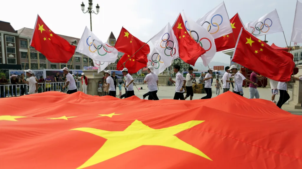 Olympijské a čínské vlajky v centru města Čang-ťia-kchou