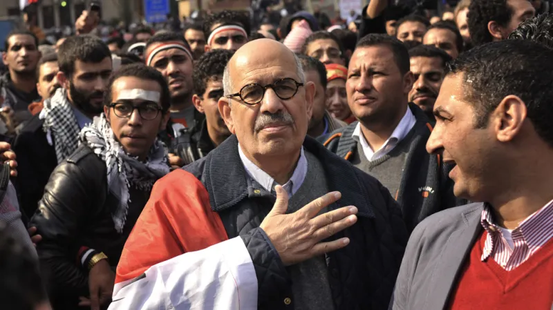 Muhammad Baradej mezi demonstranty v Káhiře