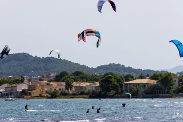 V turistických destinacích hrozí pokuty za odnášení písku z pláží či nošení podpatků