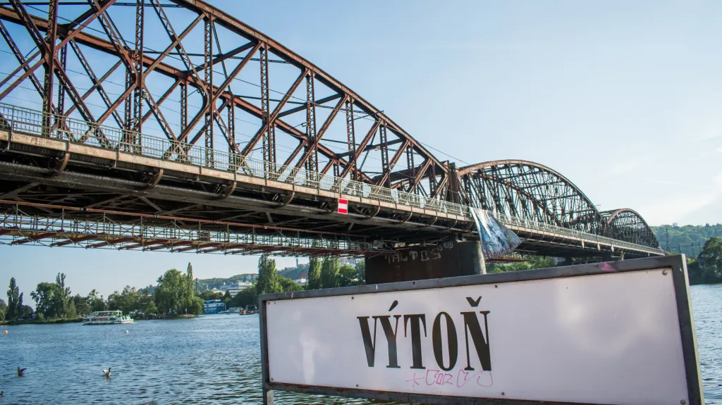 Železniční most na Výtoni