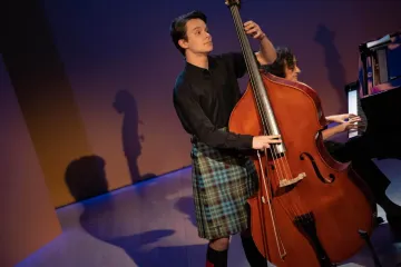 Kontrabas nepadl daleko od stromu. Indi Stivín se dostal do finále hudební Eurovize