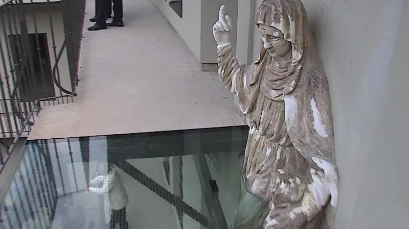 Socha sv. Anny "uvízla" napůl cesty mezi patry