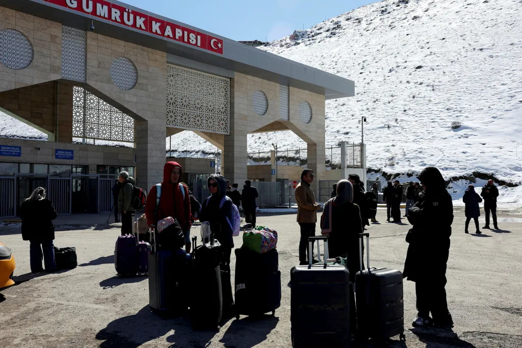 Íránci prochází hraničním přechodem Kapiköy z Íránu do Turecka