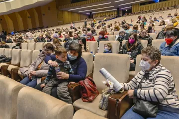 Vnitro vydalo ukrajinským uprchlíkům 180 tisíc víz. Banky jim pomáhají zřizovat české účty