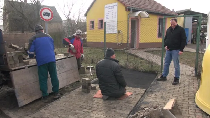 Řemeslníci pokládají novou dlažbu