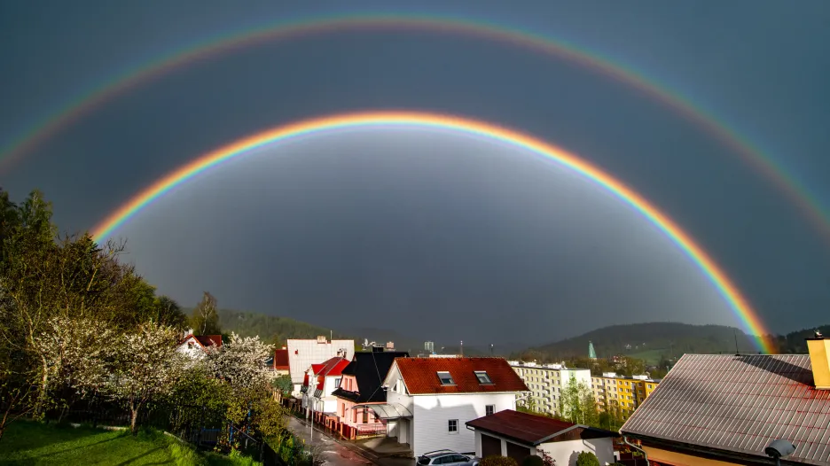 Výrazně tmavý Alexandrův pás mezi hlavní a vedlejší duhou